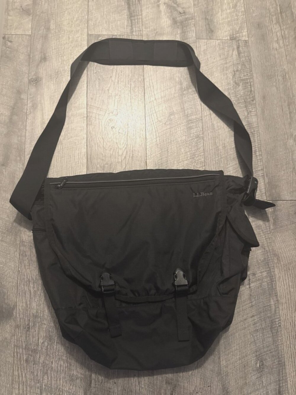 LL Bean Messenger Bag Mens Nylon Black Flap Laptop Carrying Buckle Travel LARGE